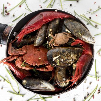 posicao-plana-da-panela-com-caranguejo-e-mexilhoes-scaled-1.jpg